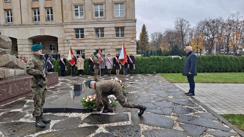 Uroczystość pod pomnikiem Pomordowanych Profesorów Lwowskich z okazji Święta Wrocławskiej Nauki