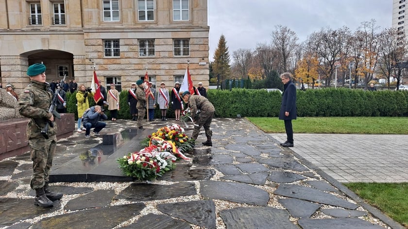 Uroczystość pod pomnikiem Pomordowanych Profesorów Lwowskich z okazji Święta Wrocławskiej Nauki