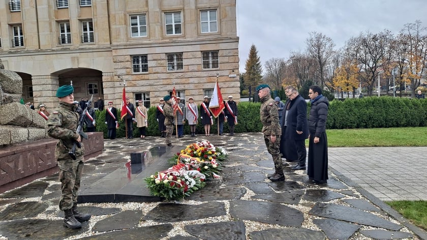Uroczystość pod pomnikiem Pomordowanych Profesorów Lwowskich z okazji Święta Wrocławskiej Nauki