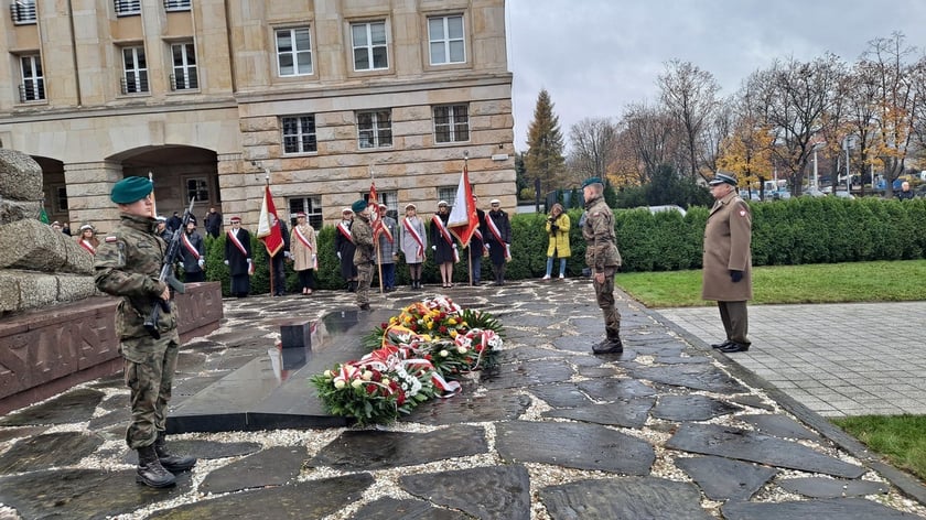 Uroczystość pod pomnikiem Pomordowanych Profesorów Lwowskich z okazji Święta Wrocławskiej Nauki