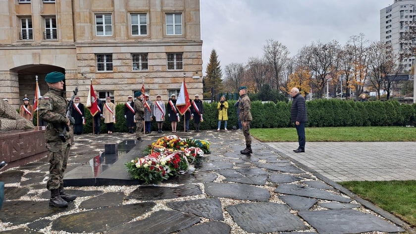 Uroczystość pod pomnikiem Pomordowanych Profesorów Lwowskich z okazji Święta Wrocławskiej Nauki