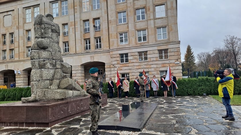 Uroczystość pod pomnikiem Pomordowanych Profesorów Lwowskich z okazji Święta Wrocławskiej Nauki