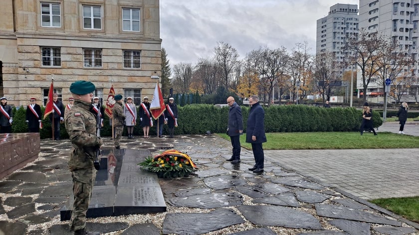 Uroczystość pod pomnikiem Pomordowanych Profesorów Lwowskich z okazji Święta Wrocławskiej Nauki
