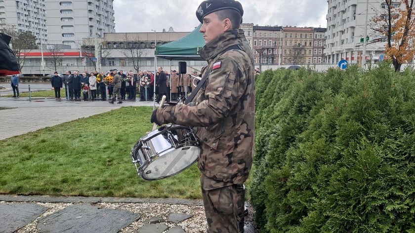 Uroczystość pod pomnikiem Pomordowanych Profesorów Lwowskich z okazji Święta Wrocławskiej Nauki