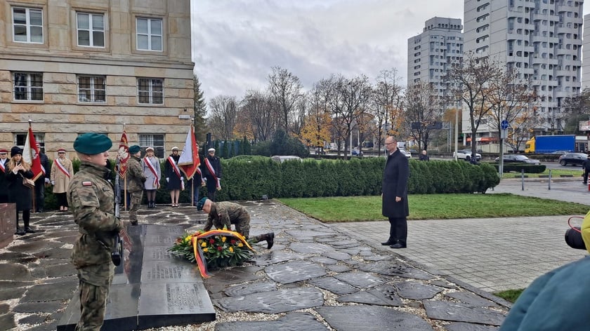 Uroczystość pod pomnikiem Pomordowanych Profesorów Lwowskich z okazji Święta Wrocławskiej Nauki