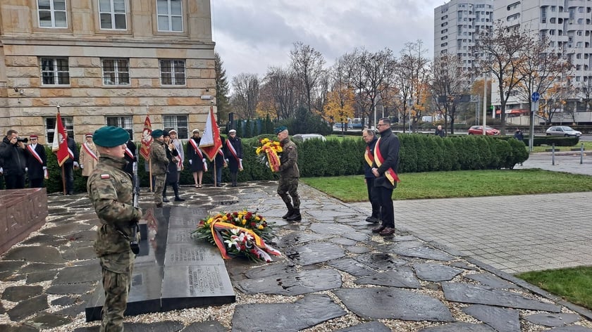 Uroczystość pod pomnikiem Pomordowanych Profesorów Lwowskich z okazji Święta Wrocławskiej Nauki