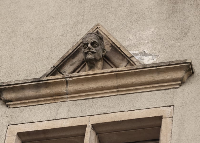 Alois Riedler (1850–1936) – inżynier budowy maszyn, prowadził badania nad szerokim zastosowaniem silników spalinowych oraz rozwojem ich konstrukcji. Promotor praktycznej nauki zawodów inżynierskich i technicznych.