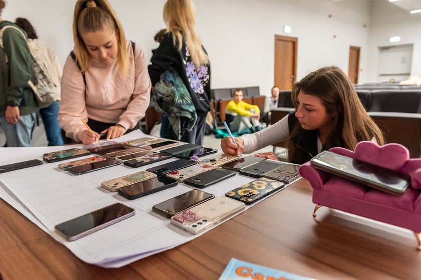 Studenci Uniwersytetu Medycznego śpiący podczas zajęć drzemkologii