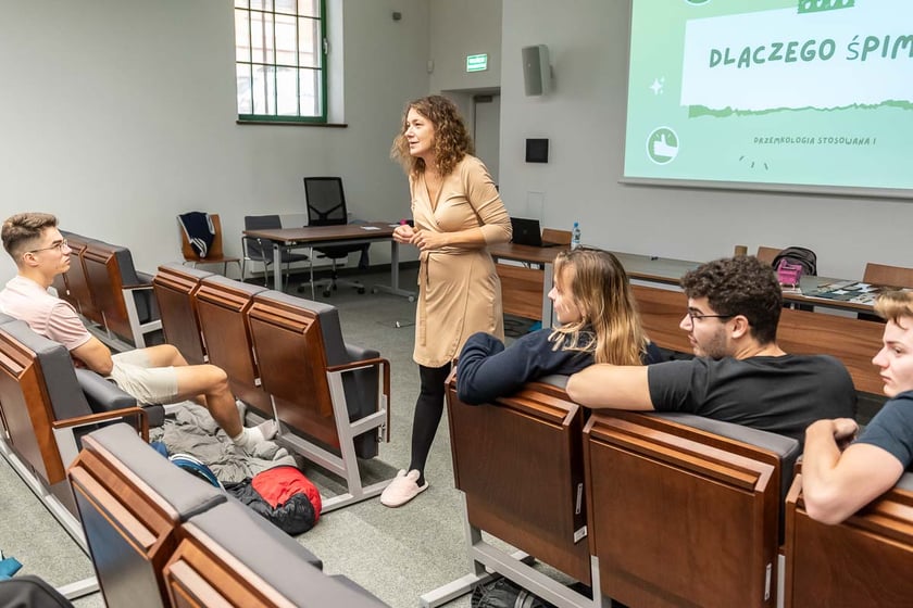 Studenci Uniwersytetu Medycznego śpiący podczas zajęć drzemkologii