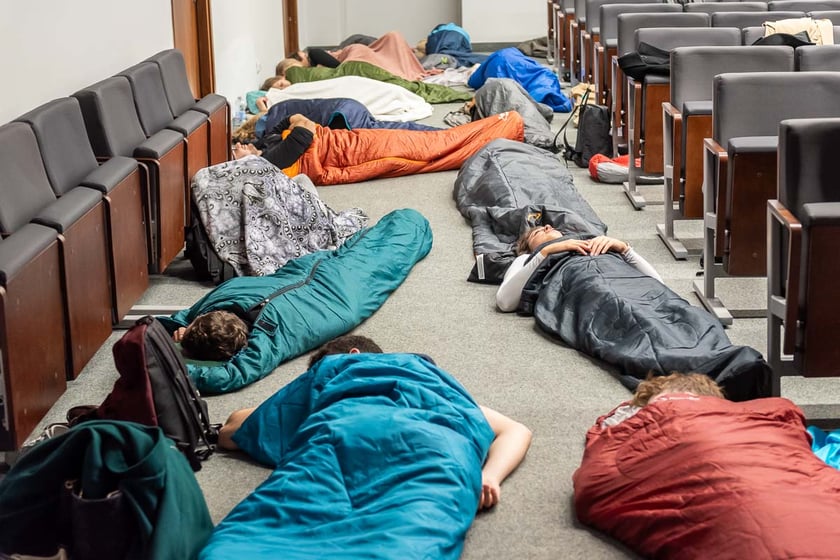 Studenci Uniwersytetu Medycznego śpiący podczas zajęć drzemkologii