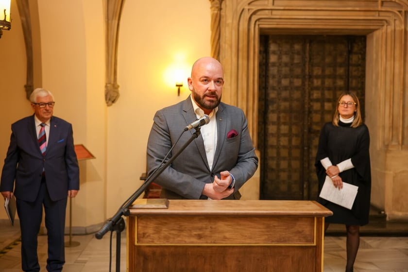 Uroczystość wręczenia dyplomów laureatom Studenckiego Programu Stypendialnego. Wrocław, 21 lutego 2024. Na zdjęciu prezydent Wrocławia Jacek Sutryk