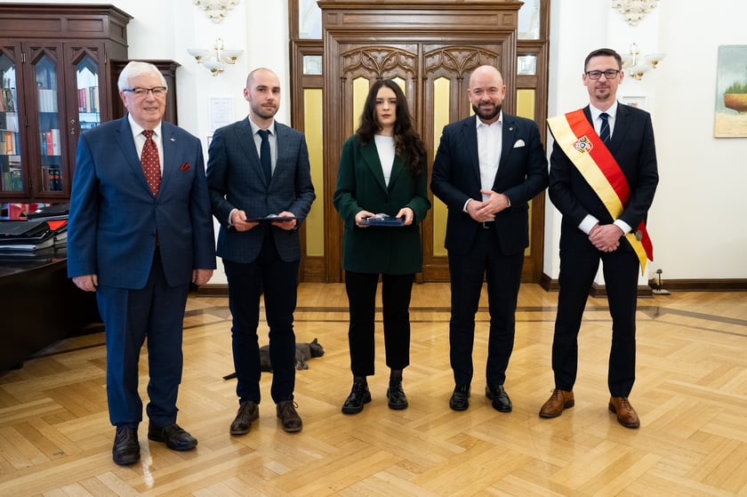 Rozdanie nagr&oacute;d dla laureat&oacute;w konkursu Wrocławska Magnolia 14 lutego gabinet prezydenta Wroclawia