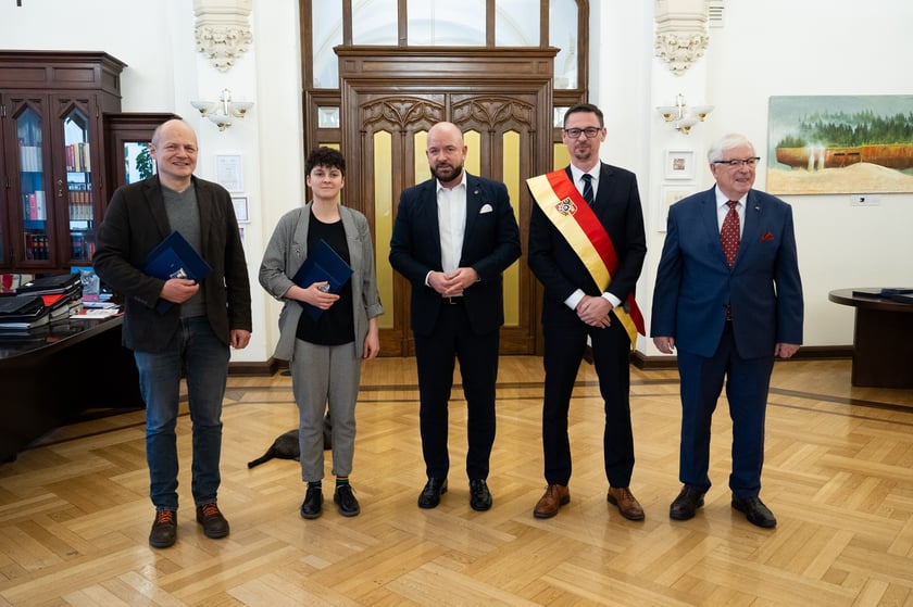 Rozdanie nagr&oacute;d dla laureat&oacute;w konkursu Wrocławska Magnolia 14 lutego gabinet prezydenta Wroclawia