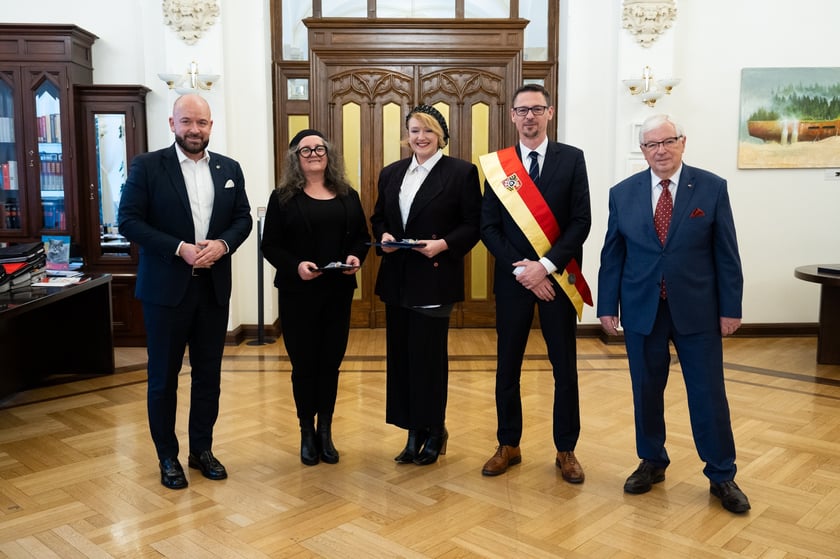 Rozdanie nagr&oacute;d dla laureat&oacute;w konkursu Wrocławska Magnolia 14 lutego gabinet prezydenta Wroclawia