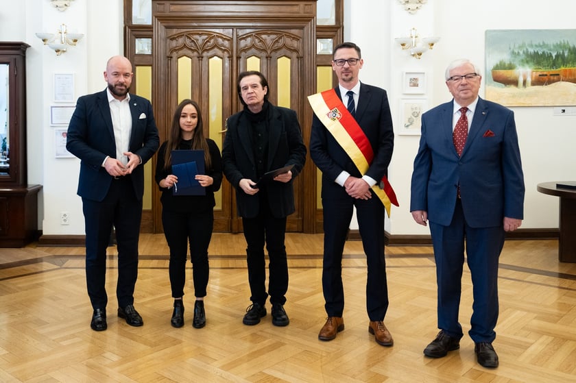 Rozdanie nagr&oacute;d dla laureat&oacute;w konkursu Wrocławska Magnolia 14 lutego gabinet prezydenta Wroclawia