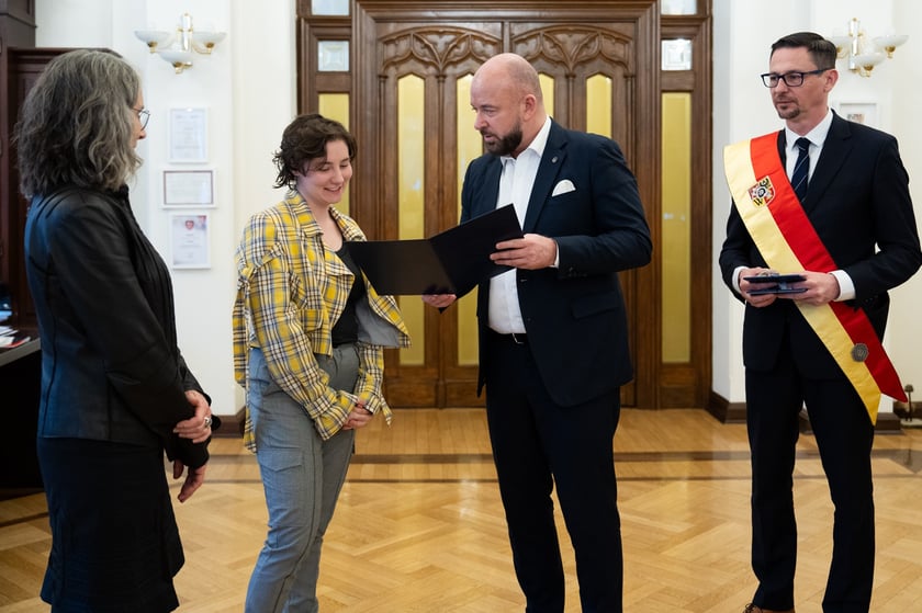 Rozdanie nagr&oacute;d dla laureat&oacute;w konkursu Wrocławska Magnolia 14 lutego gabinet prezydenta Wroclawia