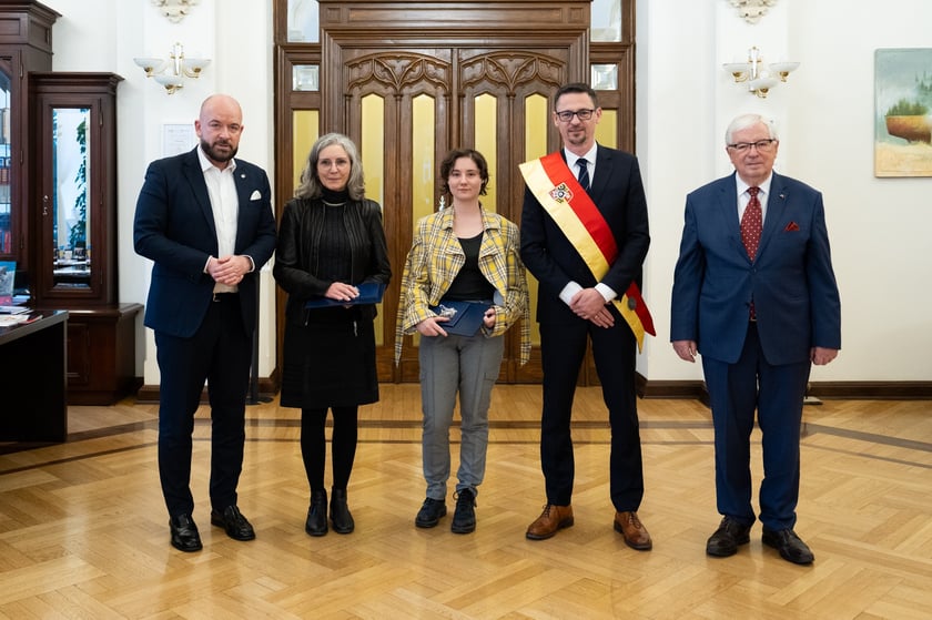 Rozdanie nagr&oacute;d dla laureat&oacute;w konkursu Wrocławska Magnolia 14 lutego gabinet prezydenta Wroclawia