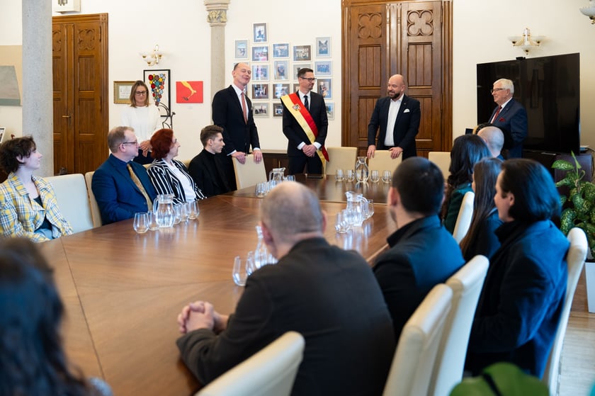 Rozdanie nagr&oacute;d dla laureat&oacute;w konkursu Wrocławska Magnolia 14 lutego gabinet prezydenta Wroclawia