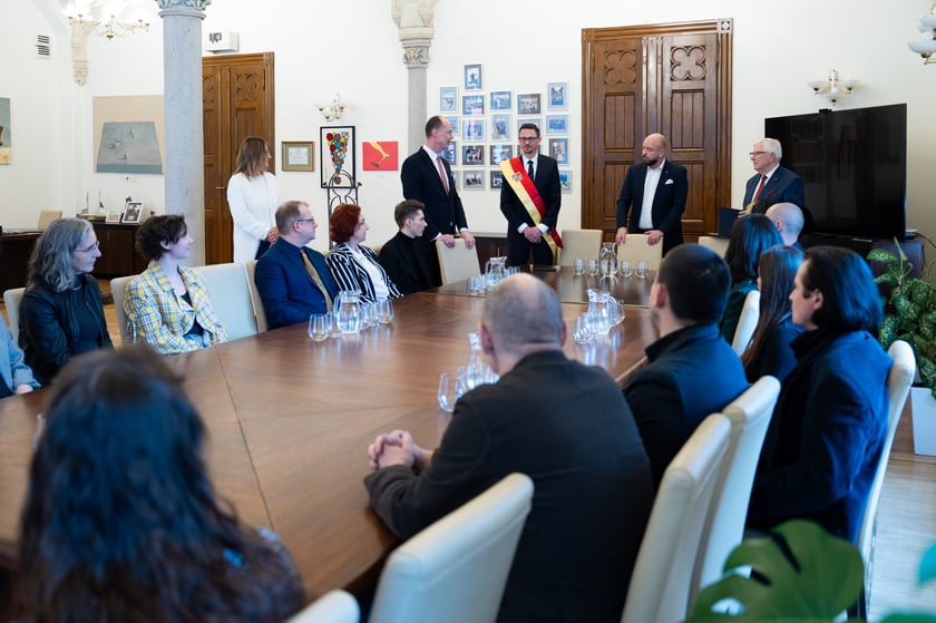 Rozdanie nagr&oacute;d dla laureat&oacute;w konkursu Wrocławska Magnolia 14 lutego gabinet prezydenta Wroclawia