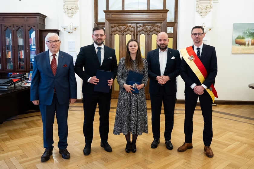 Rozdanie nagr&oacute;d dla laureat&oacute;w konkursu Wrocławska Magnolia 14 lutego gabinet prezydenta Wroclawia