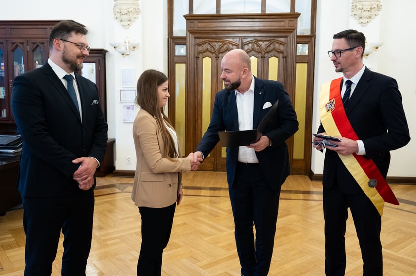 Rozdanie nagr&oacute;d dla laureat&oacute;w konkursu Wrocławska Magnolia 14 lutego gabinet prezydenta Wroclawia