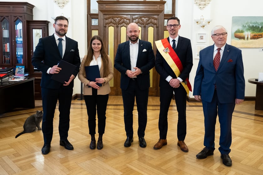 Rozdanie nagr&oacute;d dla laureat&oacute;w konkursu Wrocławska Magnolia 14 lutego gabinet prezydenta Wroclawia