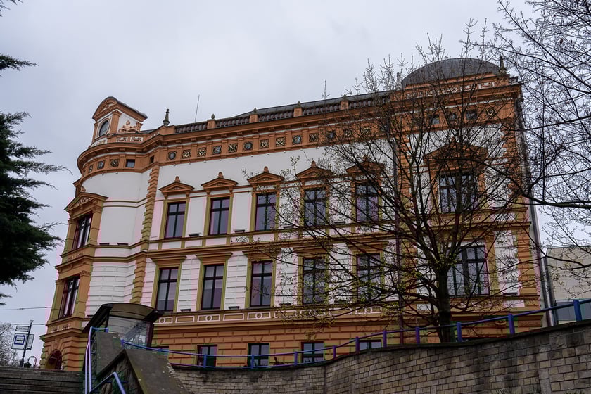 Ten okazały gmach powstał w 1841 roku, ale p&oacute;źniej został jeszcze rozbudowany. Niegdyś mieściła się tu siedziba Śląskiego Towarzystwa Ubezpieczeń od Ognia, a po wojnie bursa studencka szk&oacute;ł artystycznych. W 1992 roku budynek został przekazany Akademii Muzycznej im. Karola Lipińskiego.&nbsp;
