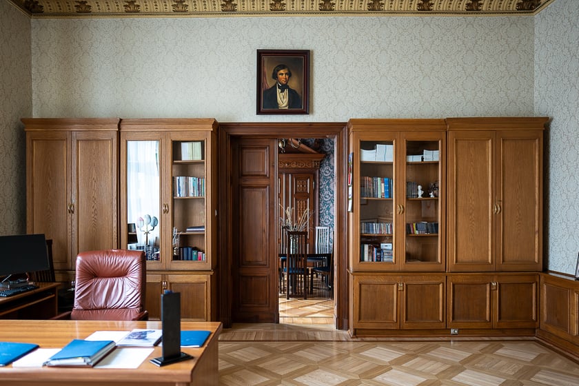 Gabinet rektorski. Na ścianie portret Karola Lipińskiego, patrona uczelni. Budynek A Akademii Muzycznej we Wrocławiu