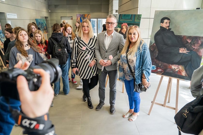 Wernisaż wystawy prac uczni&oacute;w Liceum Sztuk Plastycznych w Bibliotece Uniwersyteckiej (3.04.2024)