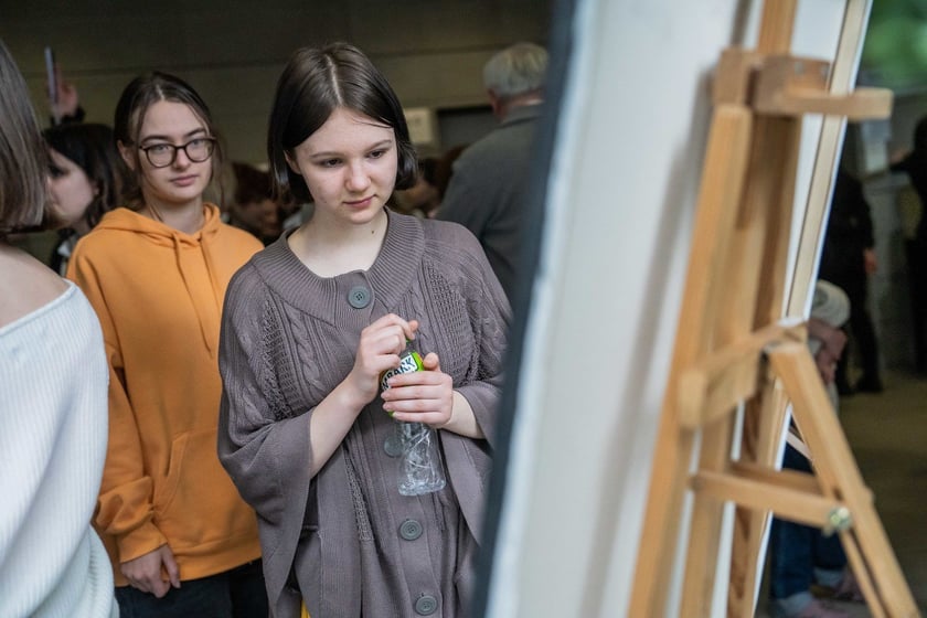 Wernisaż wystawy prac uczni&oacute;w Liceum Sztuk Plastycznych w Bibliotece Uniwersyteckiej (3.04.2024)