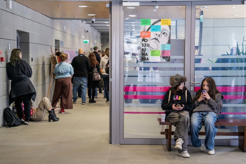 Wernisaż wystawy prac uczni&oacute;w Liceum Sztuk Plastycznych w Bibliotece Uniwersyteckiej (3.04.2024)