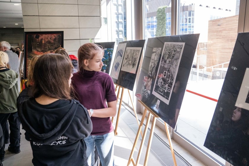 Wernisaż wystawy prac uczni&oacute;w Liceum Sztuk Plastycznych w Bibliotece Uniwersyteckiej (3.04.2024)