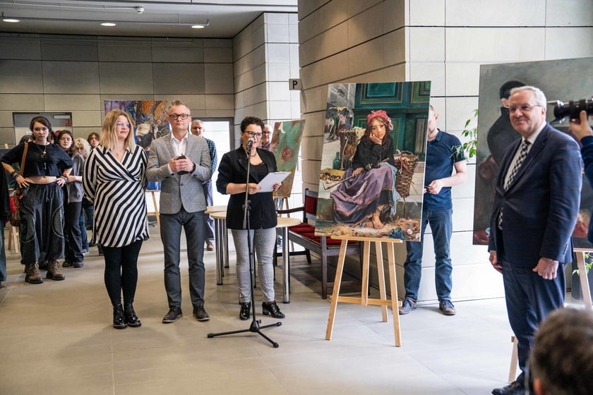 Wernisaż wystawy prac uczni&oacute;w Liceum Sztuk Plastycznych w Bibliotece Uniwersyteckiej (3.04.2024)