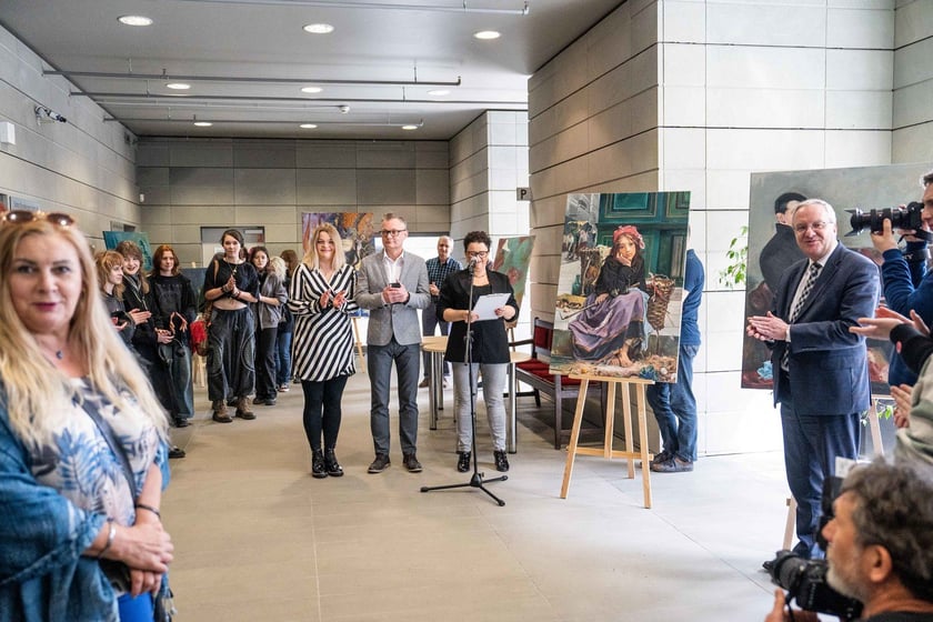 Wernisaż wystawy prac uczni&oacute;w Liceum Sztuk Plastycznych w Bibliotece Uniwersyteckiej (3.04.2024)