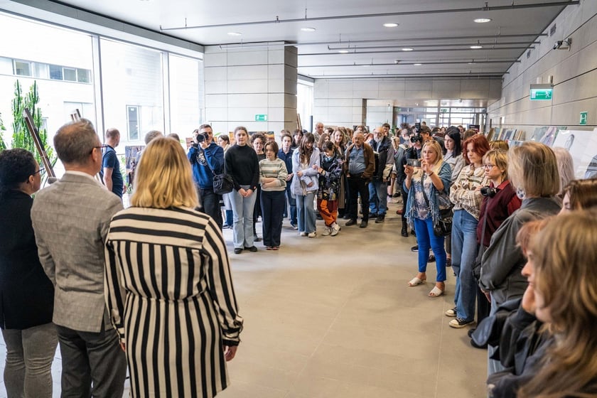 Wernisaż wystawy prac uczni&oacute;w Liceum Sztuk Plastycznych w Bibliotece Uniwersyteckiej (3.04.2024)
