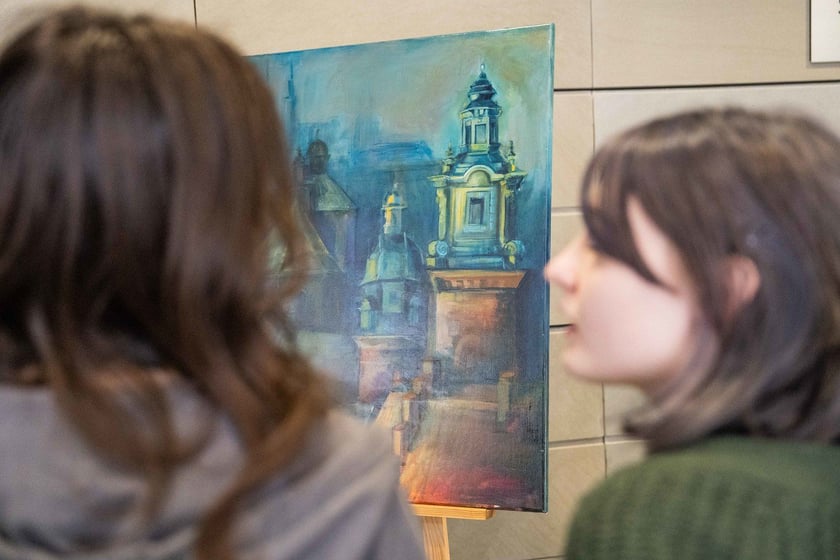 Wernisaż wystawy prac uczni&oacute;w Liceum Sztuk Plastycznych w Bibliotece Uniwersyteckiej (3.04.2024)