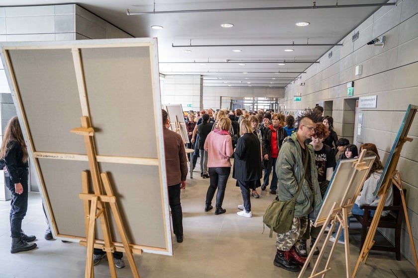Wernisaż wystawy prac uczni&oacute;w Liceum Sztuk Plastycznych w Bibliotece Uniwersyteckiej (3.04.2024)