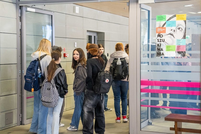 Wernisaż wystawy prac uczni&oacute;w Liceum Sztuk Plastycznych w Bibliotece Uniwersyteckiej (3.04.2024)