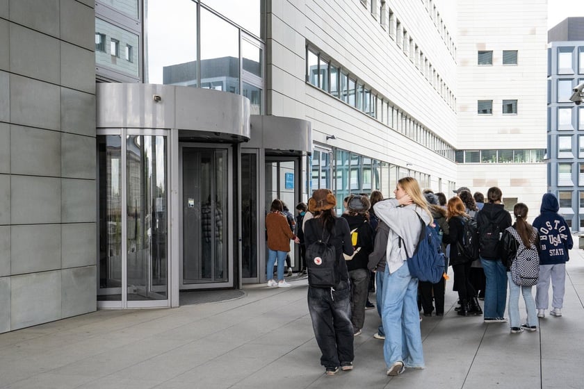 Wernisaż wystawy prac uczni&oacute;w Liceum Sztuk Plastycznych w Bibliotece Uniwersyteckiej (3.04.2024)