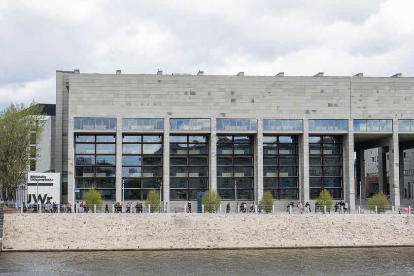 Wernisaż wystawy prac uczni&oacute;w Liceum Sztuk Plastycznych w Bibliotece Uniwersyteckiej (3.04.2024)