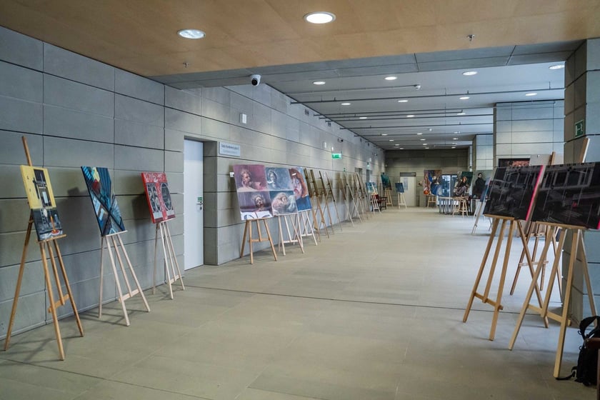 Wernisaż wystawy prac uczni&oacute;w Liceum Sztuk Plastycznych w Bibliotece Uniwersyteckiej (3.04.2024)