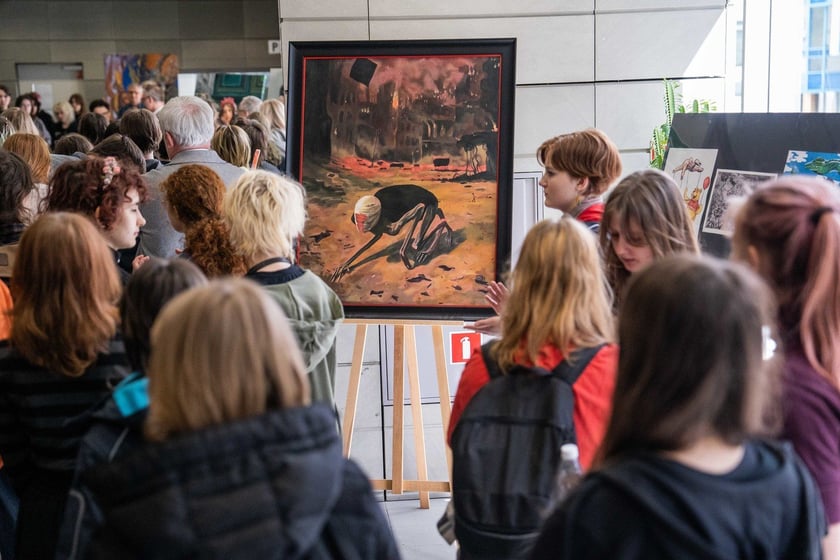 Wernisaż wystawy prac uczni&oacute;w Liceum Sztuk Plastycznych w Bibliotece Uniwersyteckiej (3.04.2024)