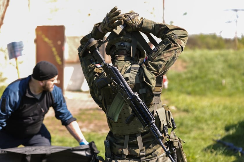 Ćwiczenia w szkole oficerskiej realizowano na podstawie doświadczeń z frontu w Ukrainie
