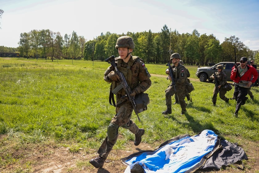 Ćwiczenia w szkole oficerskiej realizowano na podstawie doświadczeń z frontu w Ukrainie