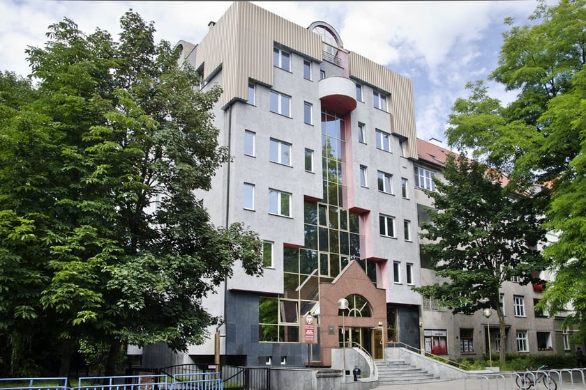 Budynek C - 11 na terenie kampusu Politechniki Wrocławskiej, czyli tzw. Wieża Magów. Widok aktualny