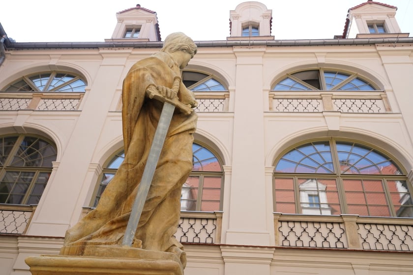 Figura na dziedzińcu przy Kuźniczej 35 podczas wrześniowej renowacji