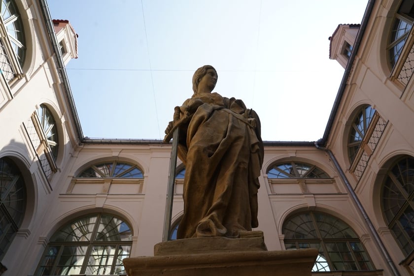 Figura na dziedzińcu przy Kuźniczej 35 podczas wrześniowej renowacji