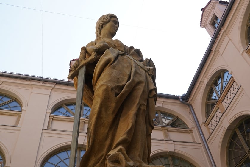 Figura na dziedzińcu przy Kuźniczej 35 podczas wrześniowej renowacji