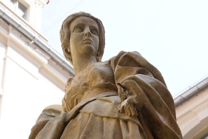 Figura na dziedzińcu przy Kuźniczej 35 podczas wrześniowej renowacji