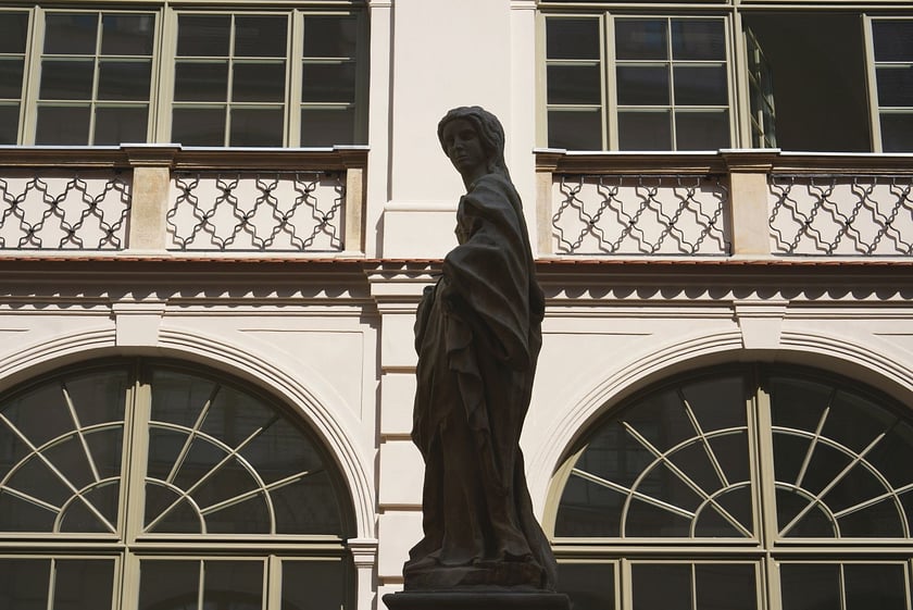 Figura na dziedzińcu przy Kuźniczej 35 podczas wrześniowej renowacji